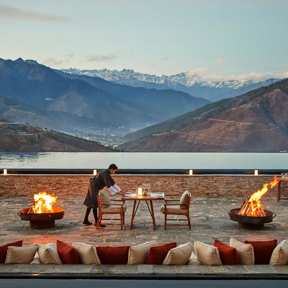 Lodge courtyard dinner 3000x2001 2567b33