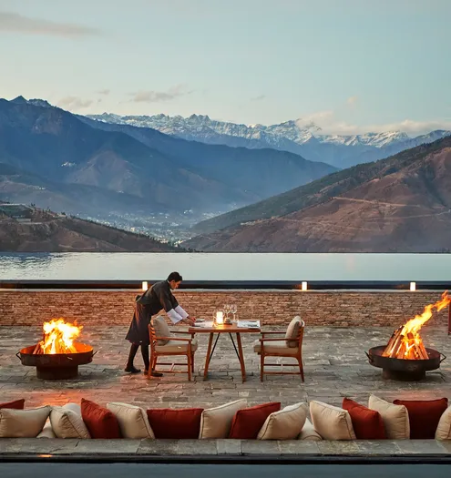 Lodge courtyard dinner 3000x2001 2567b33