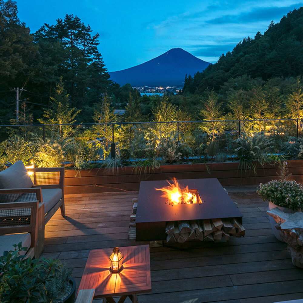 Fufu Kawaguchiko Outdoor Terrace Evening View