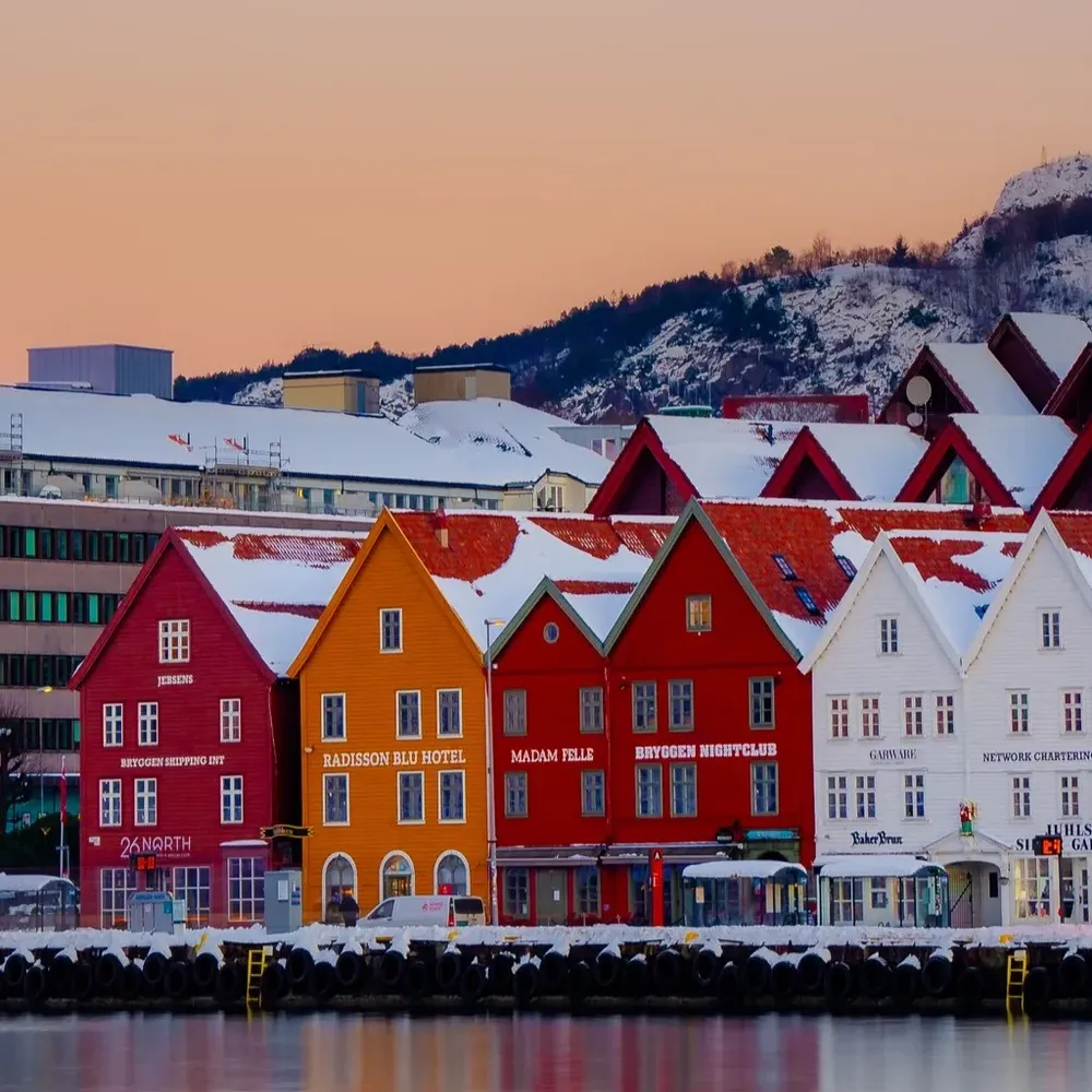Bryggen Bergen Winter Vinter pa Bryggen bg09288 Foto Espen Bakketun cropped