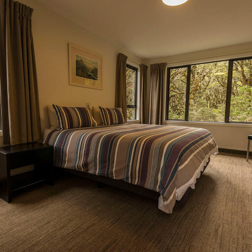 Ultimate Hikes Routeburn Walk Private Queen Lodge Room