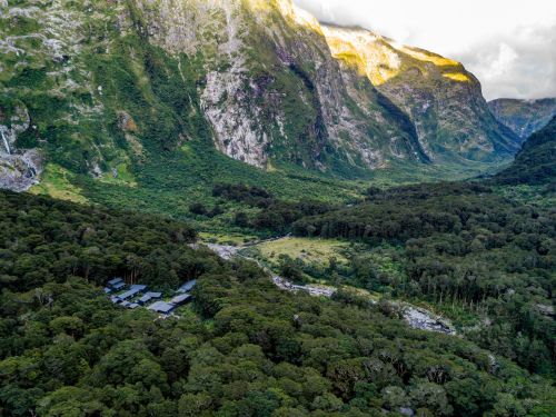Pompolona Lodge Milford Track Ultimate Hikes