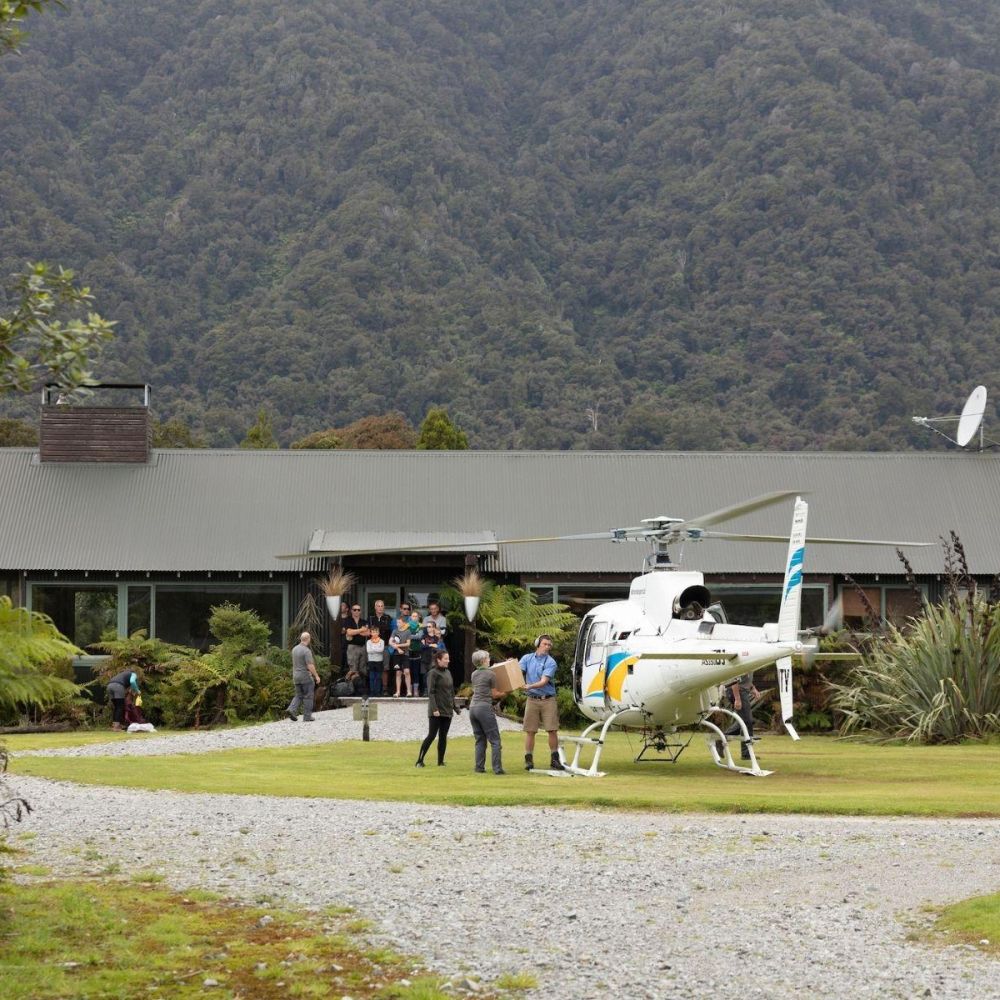 Hollyford_Walk_Martin's_Bay_Lodge_Helicopter
